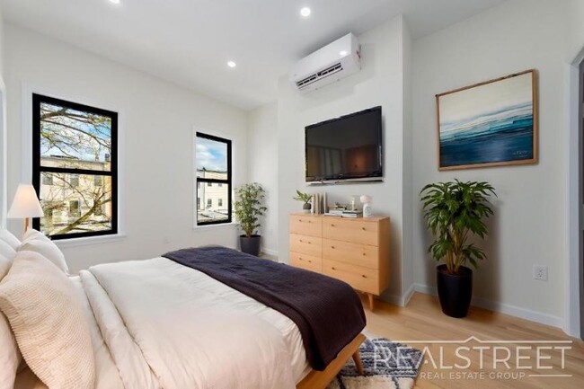 Foto del edificio - 3 bedroom in BROOKLYN NY 11207