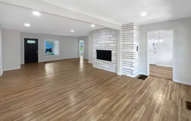 Building Photo - 4701 Winthrop Ave W