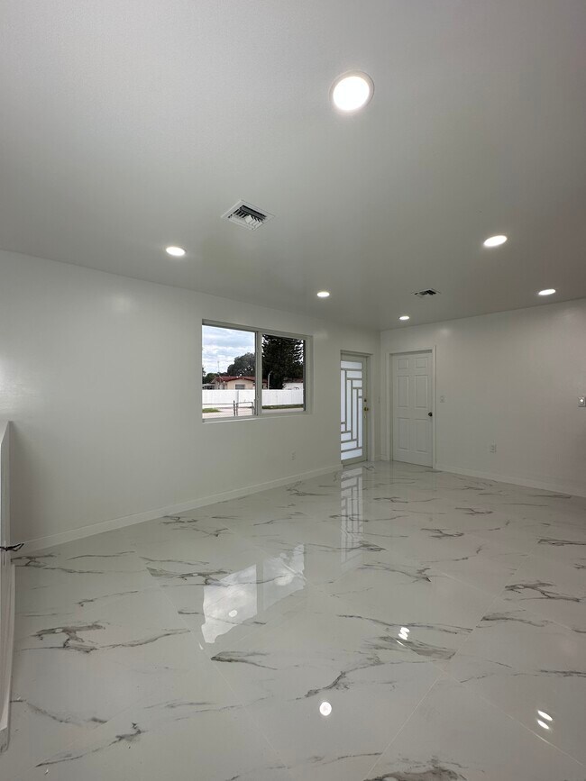 Foto del edificio - 3500 Sutton Rd