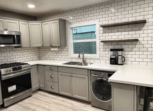 Building Photo - Renovated Studio in Downtown Sacramento! O...