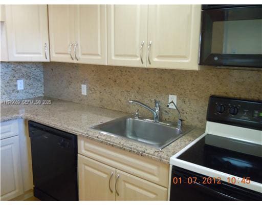 Foto del edificio - 251 Galen Dr