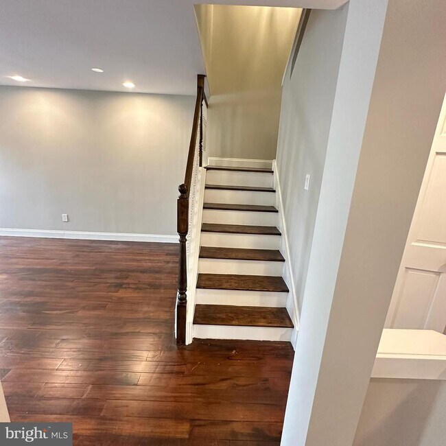 Building Photo - 1650 Mayfield Cir