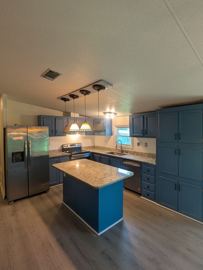 Building Photo - Remodeled 5 bed 3 bath Manufactured Home |...