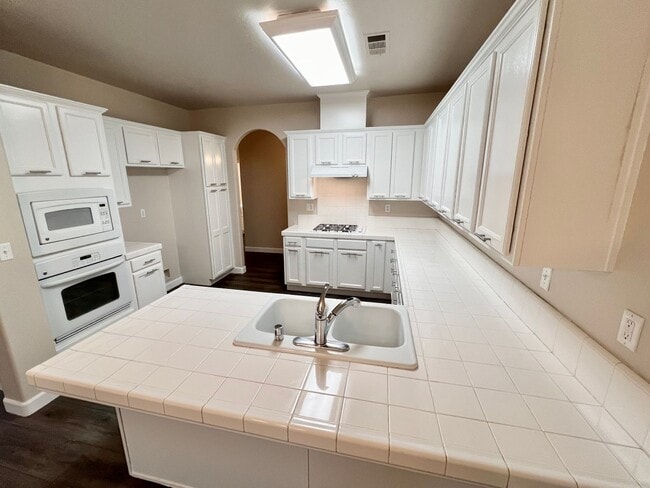 Building Photo - $2,150 Figarden & Bullard, 3 Bedroom, Sola...