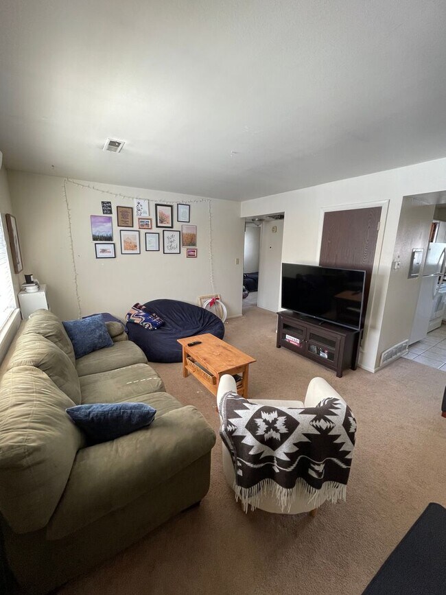 Building Photo - Upper Level 2 Bedroom 1 Bath