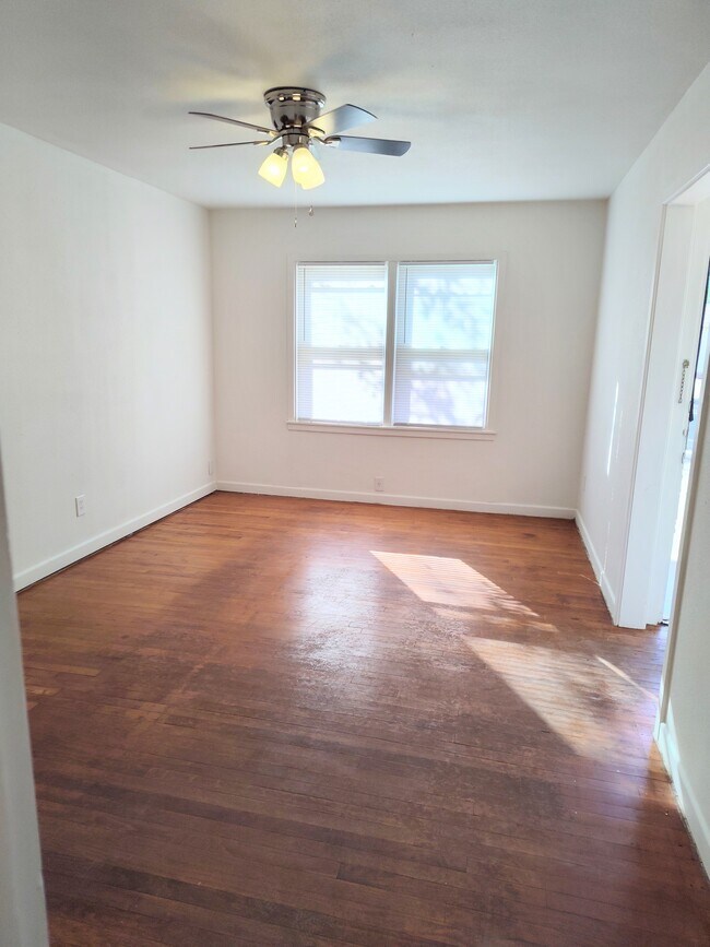 Building Photo - 1233 S La Salle Dr