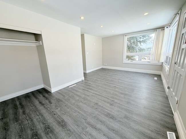 Building Photo - 483 Wellington St