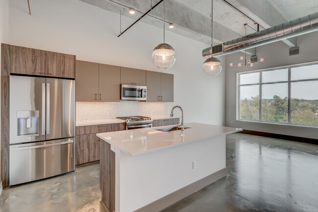 Building Photo - 415 E Pikes Peak Ave