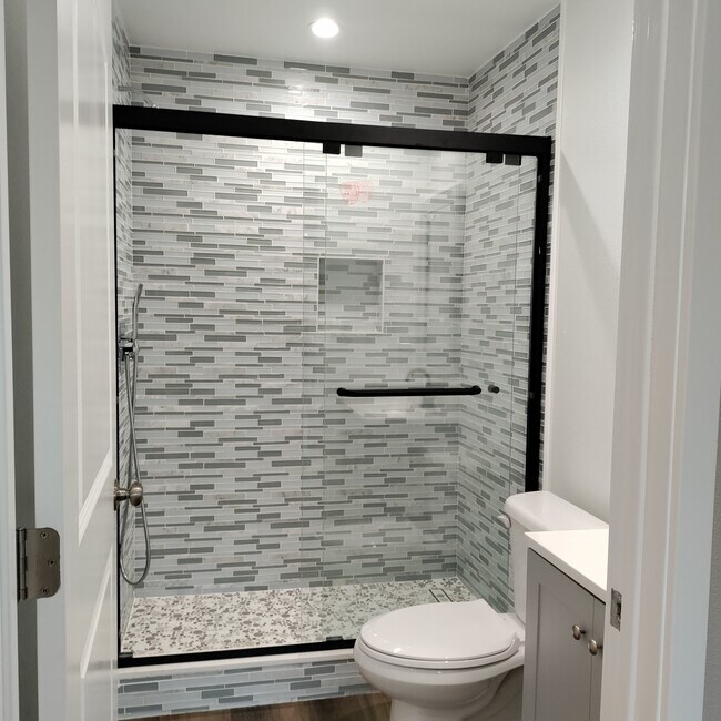 very clean nice shower - 110 E 76th Pl