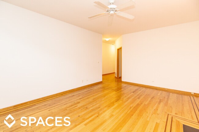 Building Photo - 4235 N Kenmore Ave