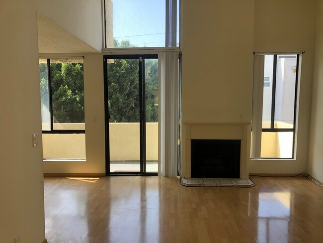 Building Photo - 7001 S La Cienega Blvd