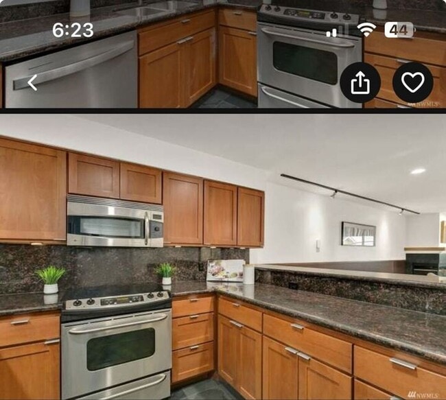 Building Photo - 2BR Ground Floor Eastlake Condo w/ Dedicat...