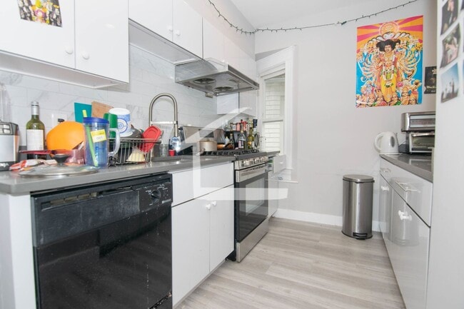 Building Photo - In-Unit Washer and Dryer. Fully Renovated ...