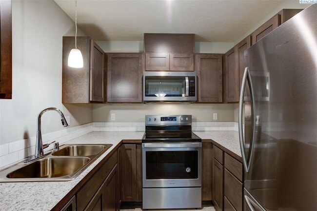Building Photo - 3bdr/2.5 ba with garage, Low maintenance!