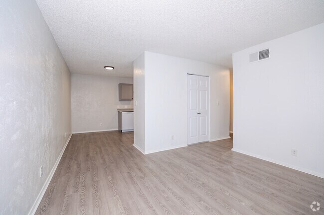 2 habitaciones, 1 baño, 719 pies cuadrados, sala de estar y comedor - Parkwood Gardens