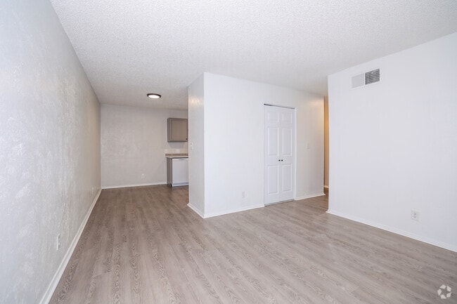 2BR, 1BA - 719SF - Living and Dining Area - Parkwood Gardens