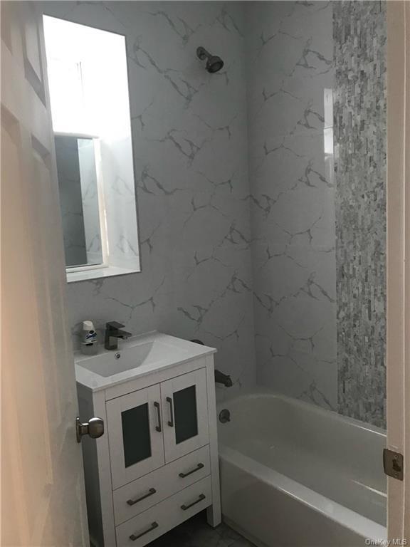 Foto del edificio - 729 E 211th St