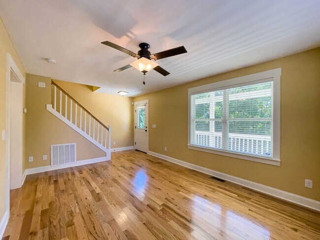 Building Photo - Charming Three-Bedroom Cottage in Oakley
