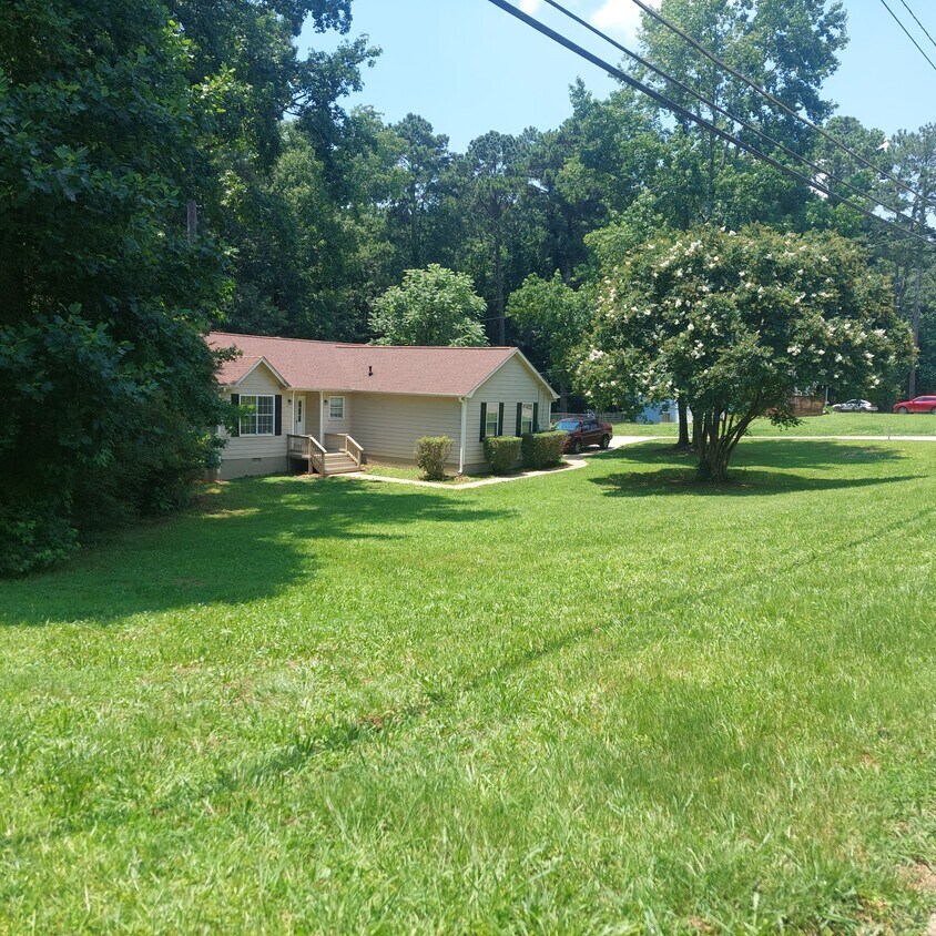 Building Photo - 800 Meadowbrook Dr