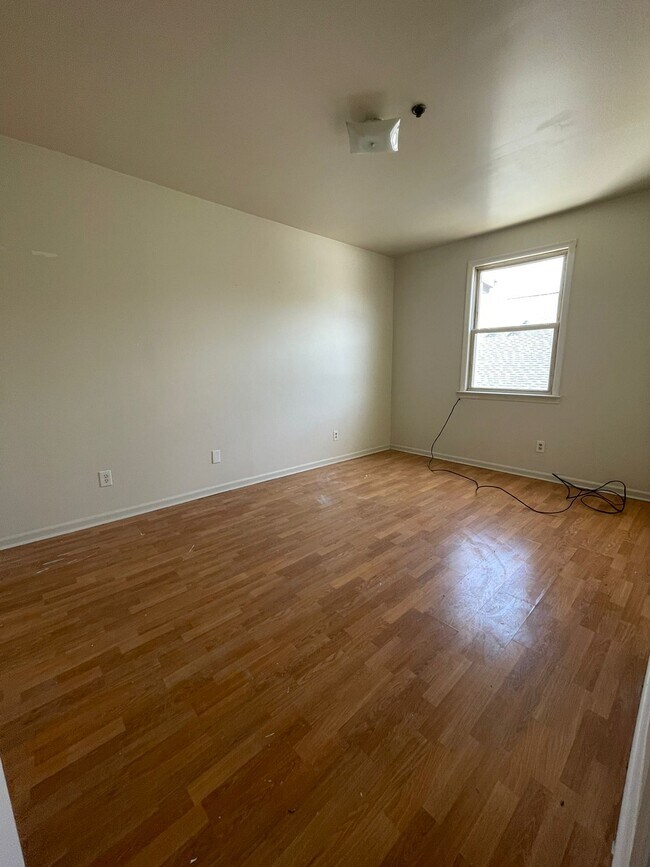 Building Photo - 105 Cutler St