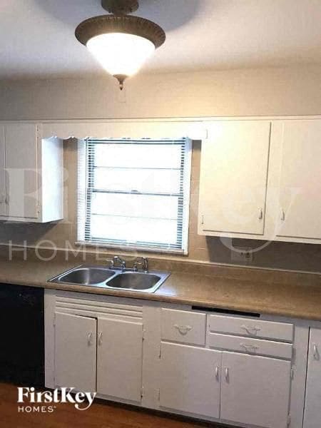 Building Photo - 711 N Evanslawn Ave