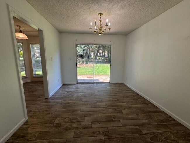 Foto del edificio - MOVE-IN READY!