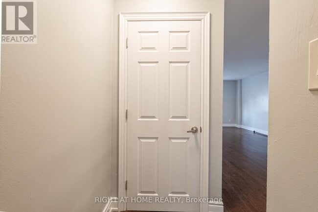 Building Photo - 1132 The Queensway