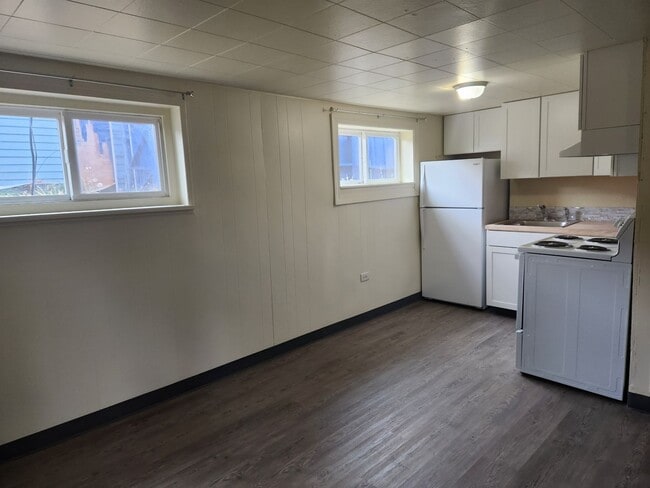 Building Photo - Updated Apartment