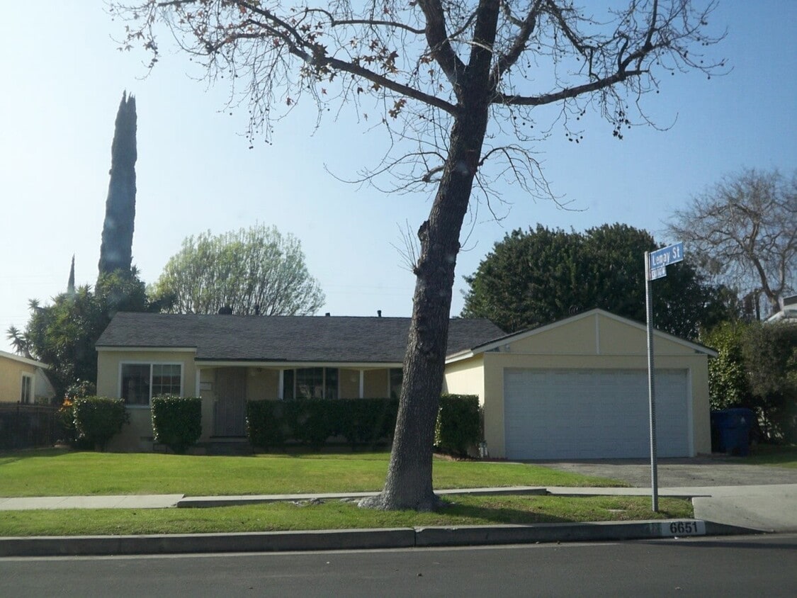 Primary Photo - Great home with gorgeous hardwood floors!!