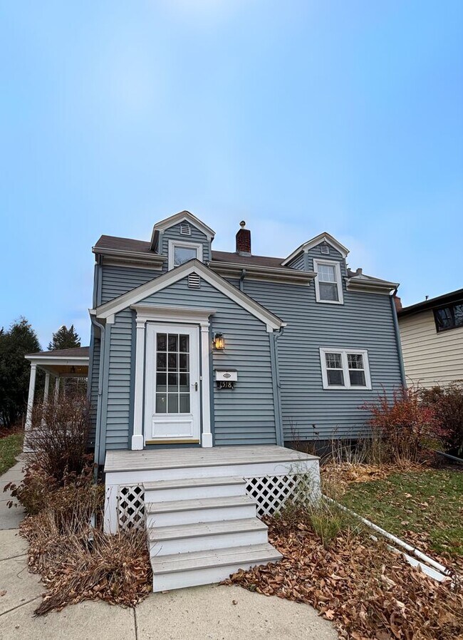Foto del edificio - Charming 3×2 Home with Wrap-Around Porch & Detached Double Garage – $1,795/Month