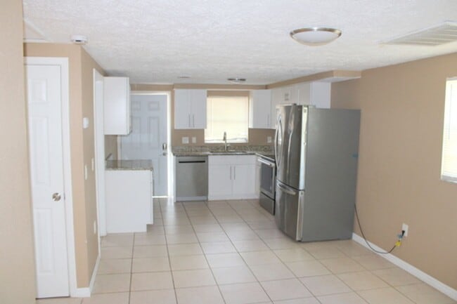 Building Photo - 7140 Bellaire Terrace