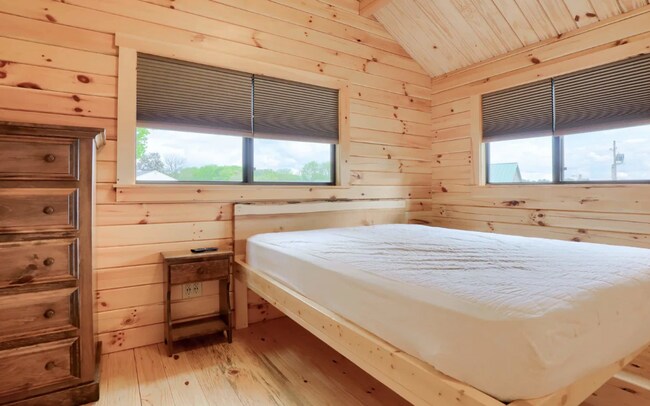 Building Photo - Furnished Artisan Small Log Cabin for Rent in Mountain Community