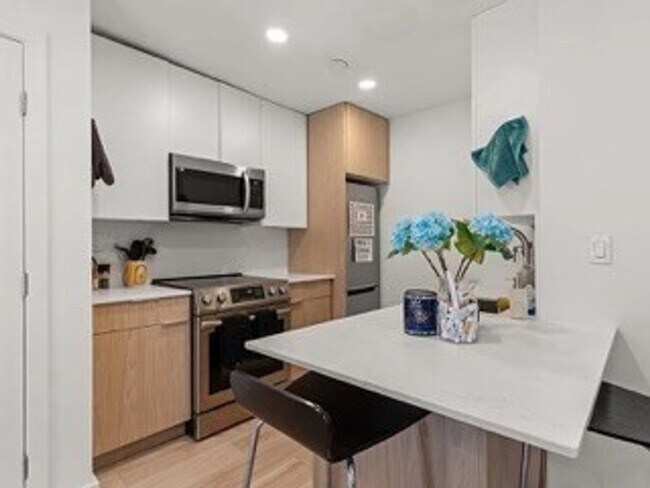 Foto del edificio - 1Br/1Bth apartment available June 1, 2026. Great location. Laundry in unit!