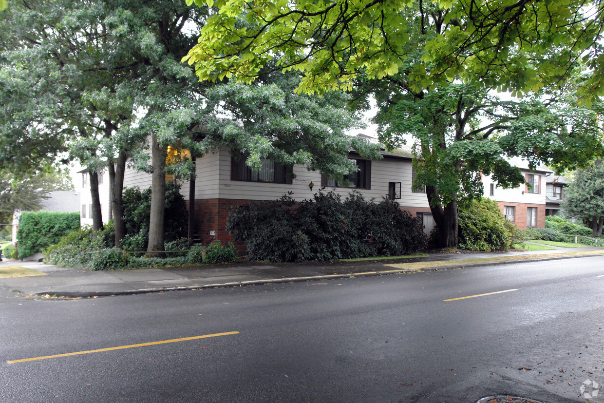 Building Photo - 5902-5920 SE Milwaukie Ave