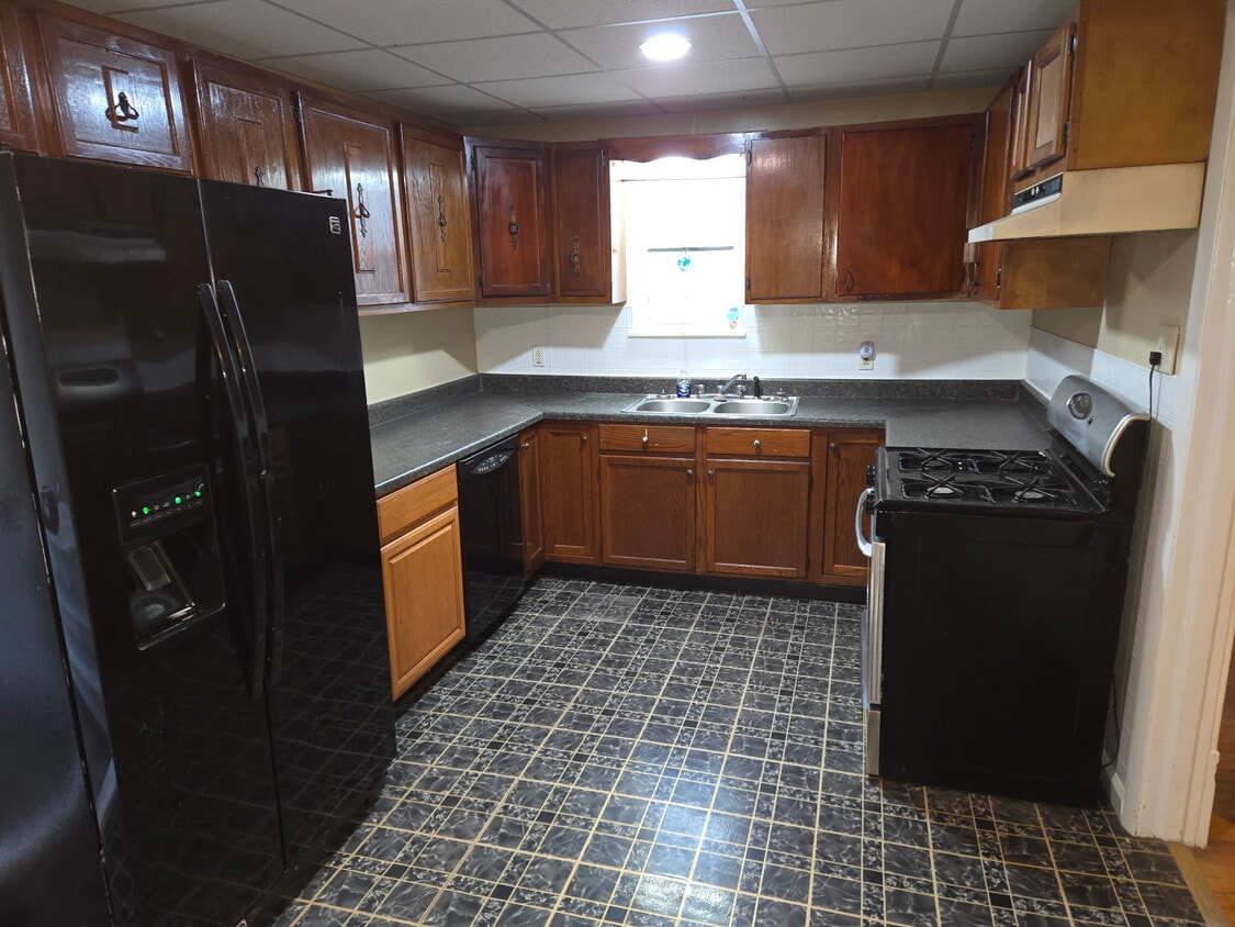 Kitchen - 615 1/2 Maryland Ave