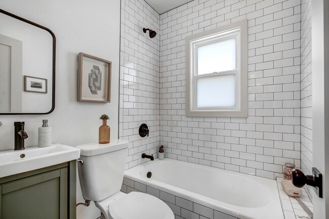 Building Photo - 1 bed, 1 bath apartment in a peaceful cour...