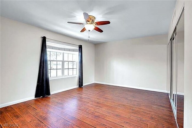 Building Photo - 582 Tam O Shanter