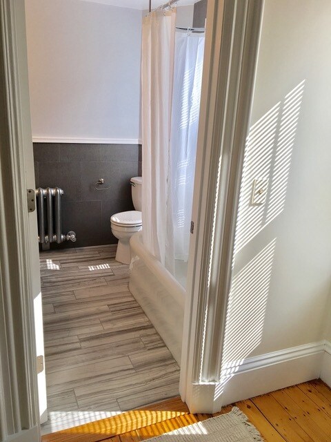 Tiled bathroom - 214 Spring St