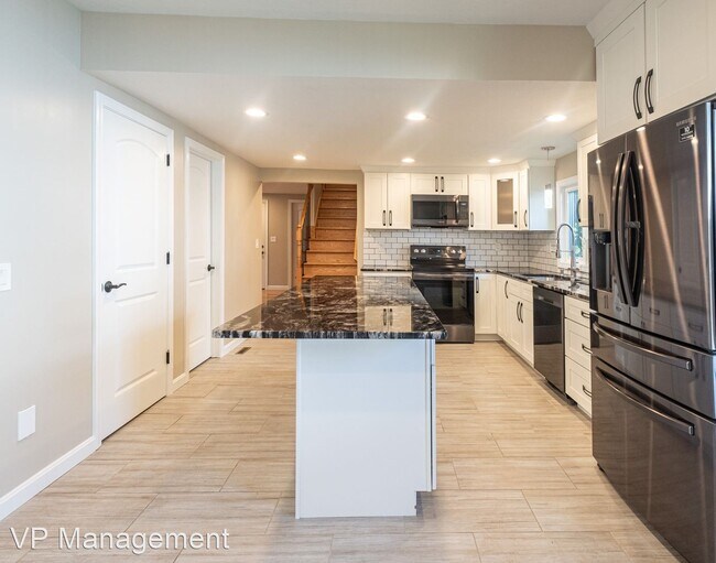 Building Photo - 5 br, 3 bath House - 551 Longmeadow St