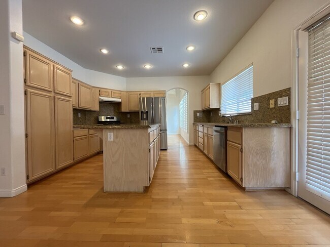 Foto del edificio - GET READY FOR SUMMER IN THIS BEAUTIFUL 5 BEDROM 3 BATHROOM HOME WITH A STATE OF THE ART APPLIANCE...