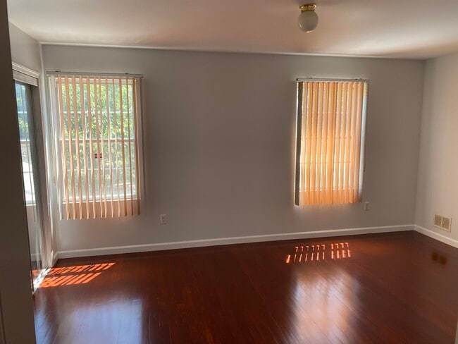 Building Photo - 183 Hutton St