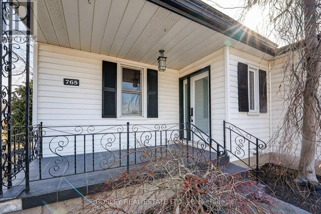 Building Photo - 765 Lakeshore Rd