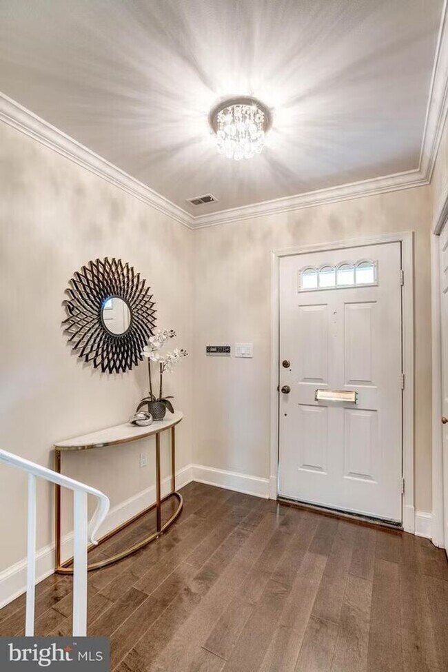 Building Photo - Sun-Drenched 2BR/2.5 BA Townhouse Condo in Gated Sutton Place