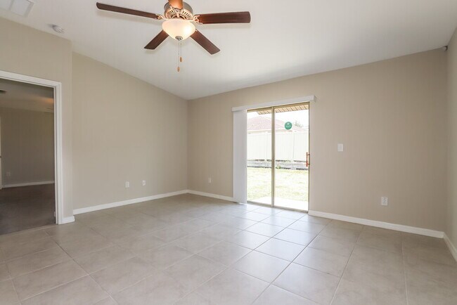 Foto del edificio - 1548 Blue Rose Dr