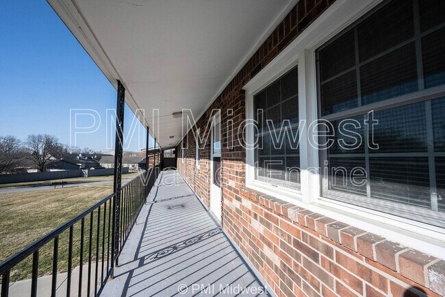 Foto del edificio - 140 Maple Park Dr