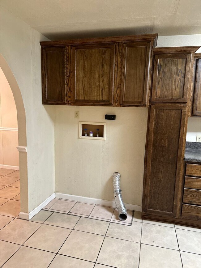 Foto del edificio - 3 BEDROOM, 1 BATH, DOUBLE DRIVE PARKING