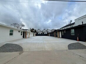 Building Photo - 206 E 33rd St