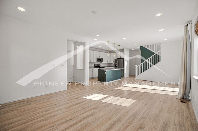 Building Photo - Spacious Home with Fenced Yard and Washer/Dryer