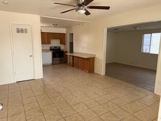 Foto del edificio - 3 bedroom home on a corner lot
