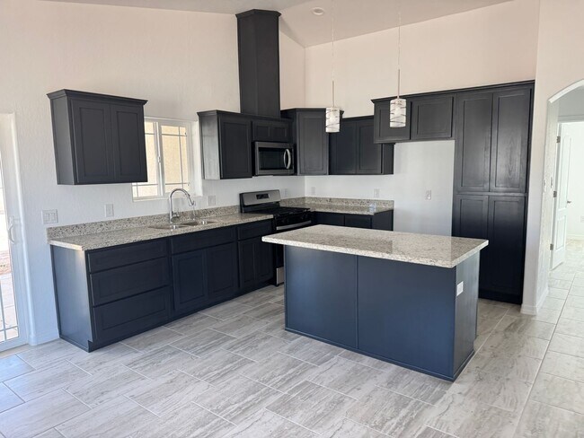 Foto del edificio - Brand New 3 bedroom home with 2 car garage...